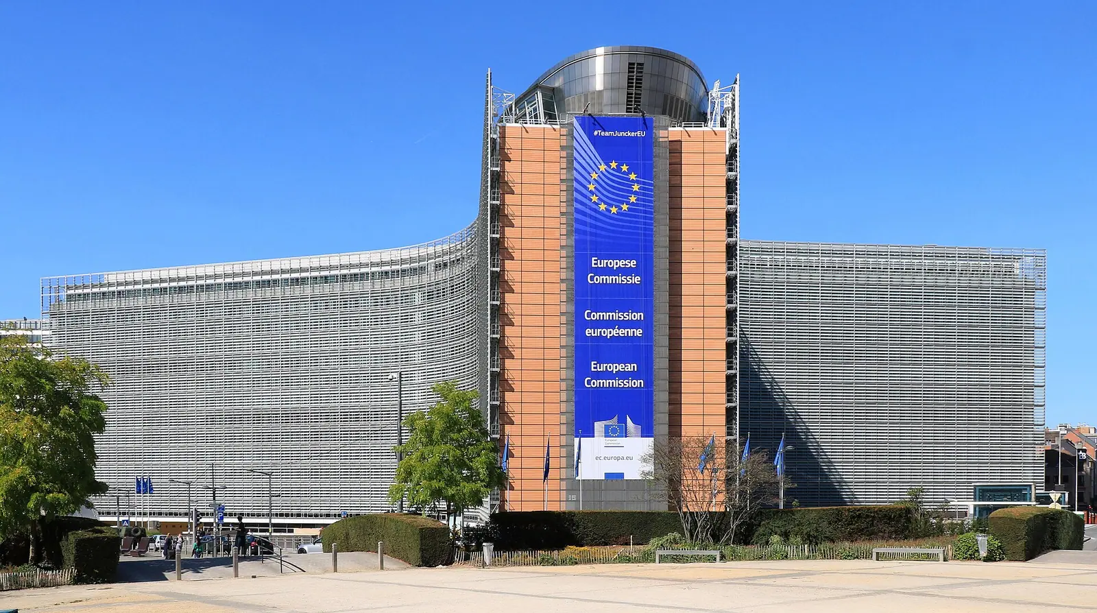 Brussels sues Bulgaria over power market and truck rentals without a driver