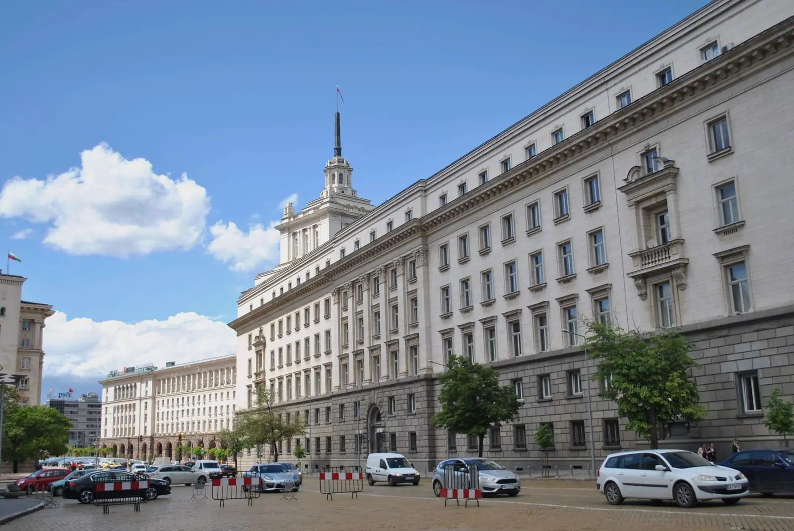 Кабинетът ще определя диапазона на минималната заплата до 15 август всяка година