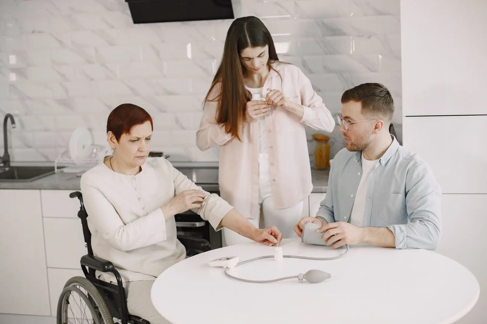 HomeMed.bg свързва пациенти с лекарски асистенти и фелдшери за грижи в дома
