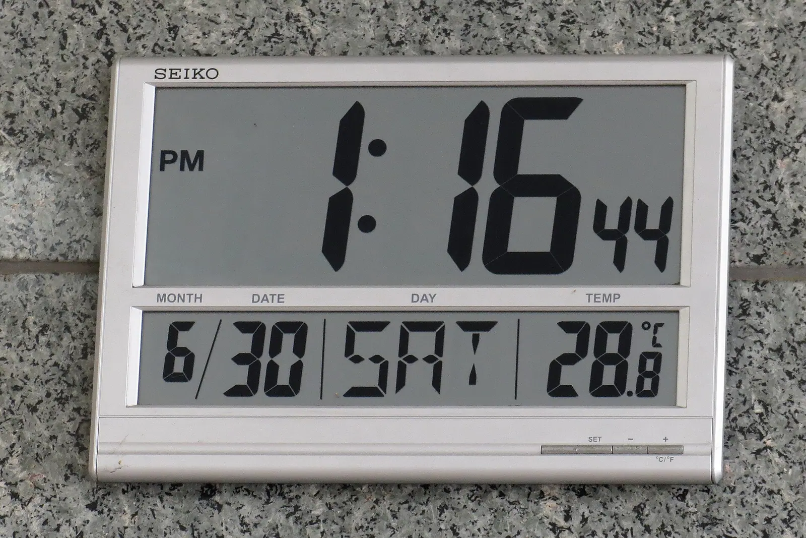 Тази нощ в 4:00 ч. часовниците се връщат с час назад