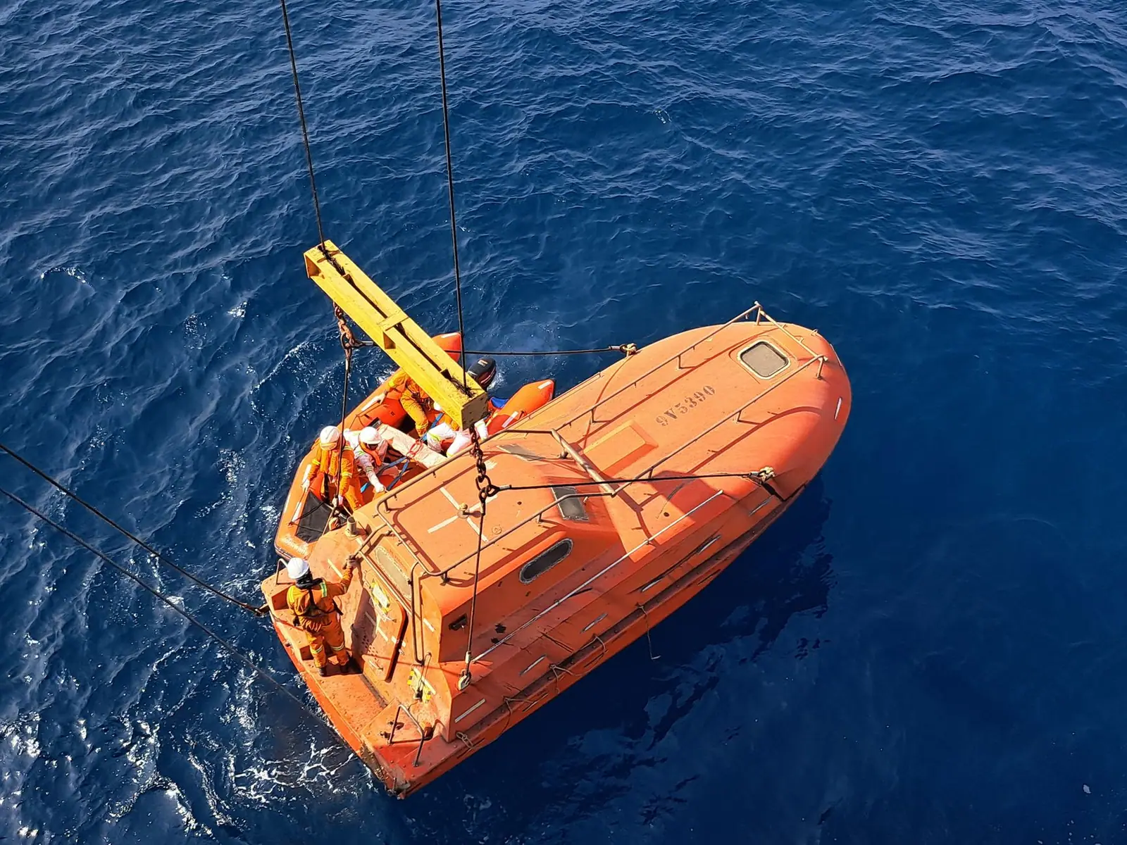 При първия оглед не откриха видимо замърсяване в Черно море след удара по контейнеровоза